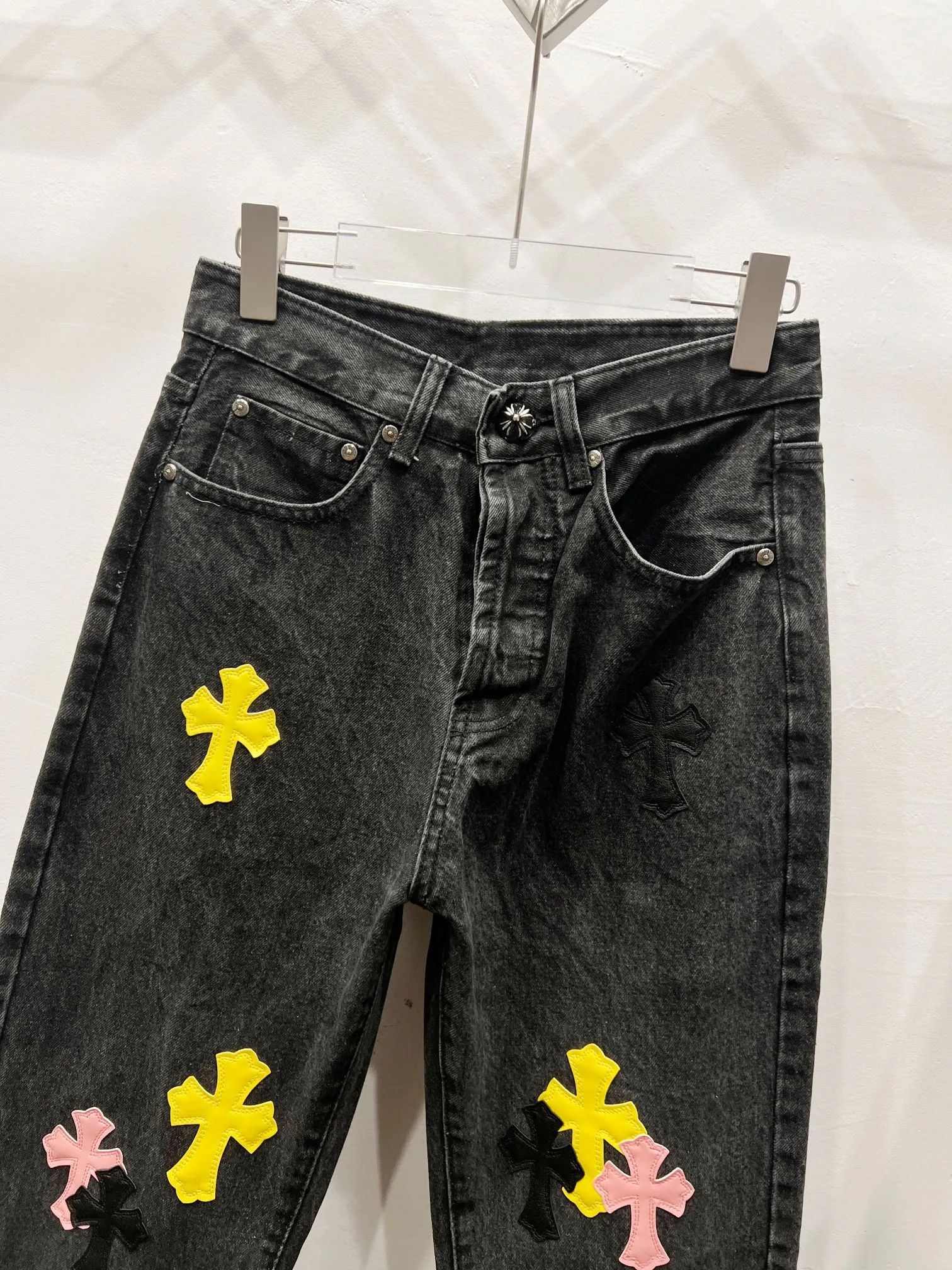 P260 Style No.: (c029) Chrome Hearts & CH city limited series Sanskrit cross patch patchwork jeans require finished products to be washed and then disassembled and hand-stitched with sheepskin cross leather and then spliced ​​together to complete the process. The whole process is too complicated to explain. The texture can be seen in the hand, and it looks good. The styles with different washed textures are very friendly to people with thin legs and thick legs. The straight version is very flattering to the leg shape. The moderate length is timeless and can be matched easily and casually. It is the basic styling foundation for various styles and is a must-have in the wardrobe! The fabric is stiff but also makes the upper body soft without losing texture. The washing process is even more perfect. It is a must-have item for everyone! ! ! Washed wheat, hang tag, pants label, three labels are complete, the upper body effect is particularly stiff and stylish, super stylish, same style for men and women - Color: Size: 28 30 32 34